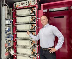 Enico Oy toimitusjohtaja Marko Lähteenmäki ja Jupiter perhene sähkövarasto