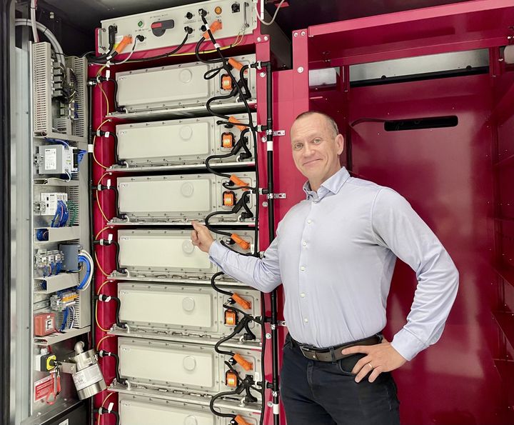 Enico Oy toimitusjohtaja Marko Lähteenmäki ja Jupiter perhene sähkövarasto