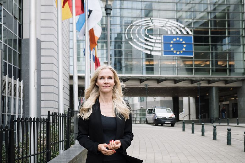 Europarlamentaarikko Aura Salla kuvattuna Brysselissä Euroopan parlamentin edessä.