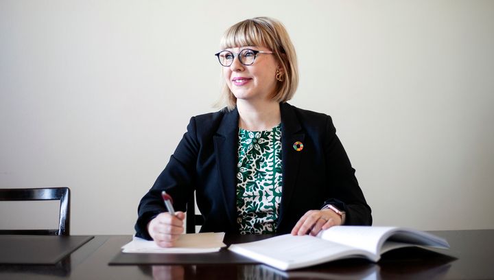 Vasemmistoliiton eduskuntaryhmän puheenjohtaja AIno-Kaisa Pekonen