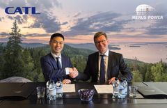 Hank Zhao, Managing Director of Western Europe, CATL ja Merus Powerin toimitusjohtaja Kari Tuomala allekirjoittivat yhteistyösopimuksen.