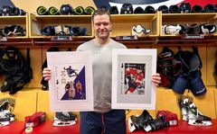 Aleksander Barkov ja suurennokset Postimerkeistään, käsissään valokuvan vasemmassa laidassa 12.04.2025 julkaistava ja oikeassa laidassa 12.04.2019 julkaistu merkki.