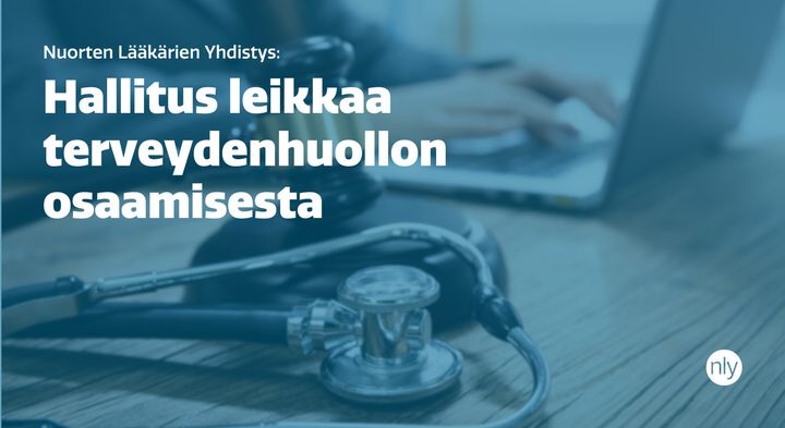 Kuvassa on taustalla stetoskooppi ja läppäri, ja teksti "Nuorten Lääkärien Yhdistys: Hallitus leikkaa terveydenhuollon osaamisesta".