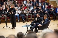 Katri Makkonen juontaa presidenttien Alexander Stubb ja Volodymyr Zelenskyi keskustelutilaisuutta 19.3.