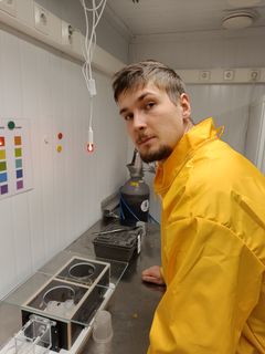 Tutkija laboratoriossa tarkastelemassa pesälaatikkoon siirrettyä kimalaispesää