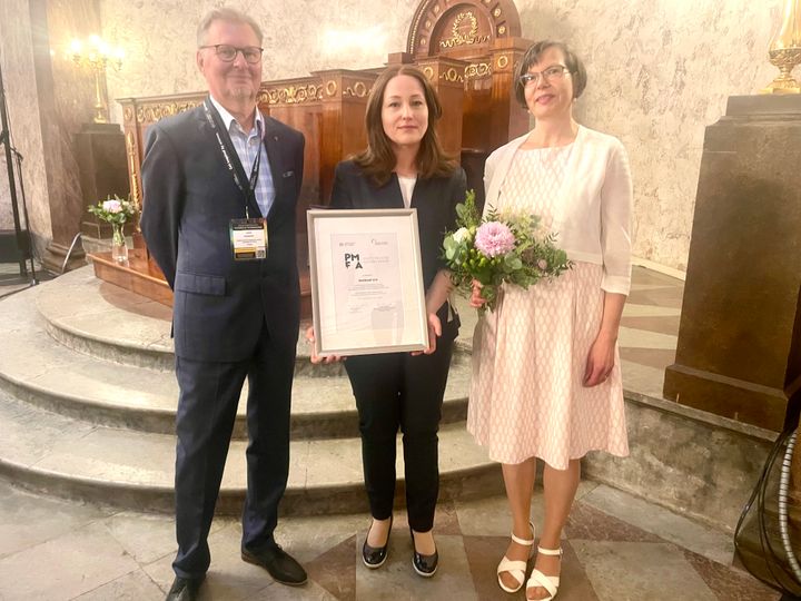 Kuvassa keskellä Soilfood Oy:stä johtaja, digitalisaatio ja markkinointi Mari Jokinen. Vasemmalla Tulevaisuuden tutkimuskeskuksen johtaja Juha Kaskinen ja oikealla tutkimuskoordinaattori Riikka Saarimaa.