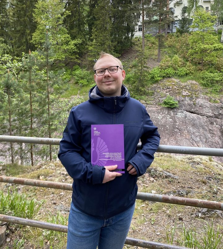 FM Veijo Vaakanainen tutki pohjoismaisten kielten väitöskirjassaan suomalaisten ruotsinoppijoiden tekstien sidosteisuutta.