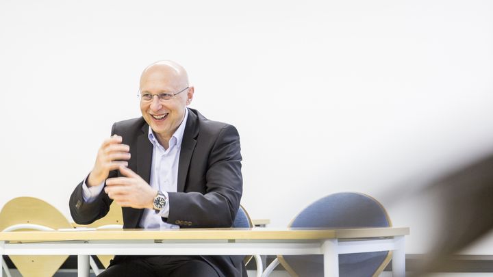 Stefan Hell puhumassa pöydän ääressä.