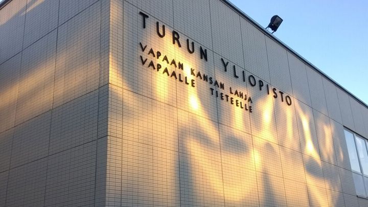 Turun yliopiston päärakennuksen seinä, jossa lukee "Turun yliopisto - vapaan kansan lahja vapaalle tieteelle".