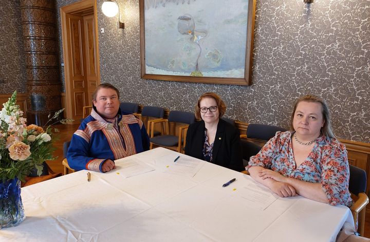 Tuomas Aslak Juuso, Marjo Kaartinen ja Päivi Kontio istumassa pöydän ääressä.