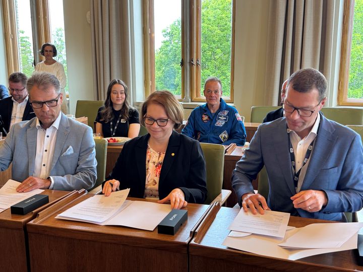 Multisilta, Kaartinen ja Inna allekirjoittamassa sopimusta.