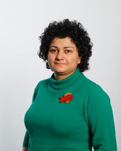 Väittelijän profiilikuva, Zahra Rad katsoo kohti kameraa
