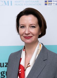 Perjantain pääpuhuja, CMI:n Natalia Djandjgava johdattaa yleisön konkreettisen rauhantyön jäljille.