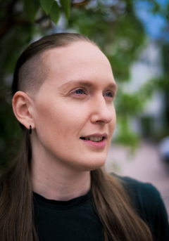 FM Meri Lindeman väittelee suomen kielestä.