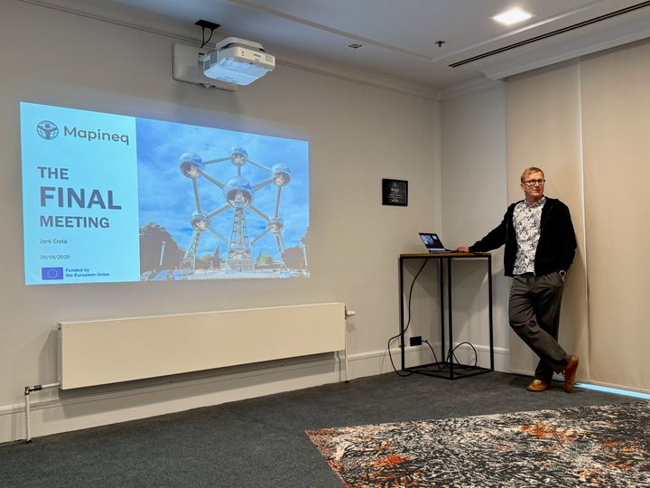 Jani Erola luentosalin edessä esittelemässä hankkeen tuloksia.