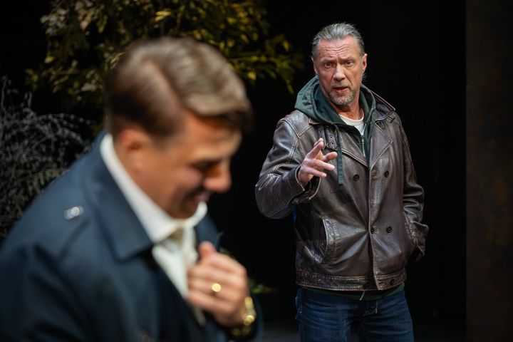 Teatterilavalla kaksi näyttelijää