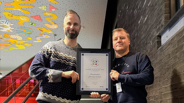 Metsokankaan koulun rehtori Otto Leskinen ja KiVa-vastuuopettaja Antti Ranta koulun portailla vuoden KiVa-koulu-diplomin kanssa.