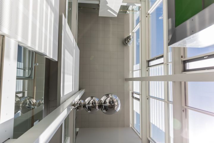 Yliopiston yhteiskuntatieteellisen tiedekunnan laitosrakennuksen aula ja siinä näkyvä heijastava OLO-taideteos.