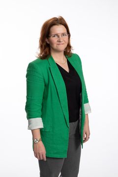 Saara Karasvirta lähikuvassa.