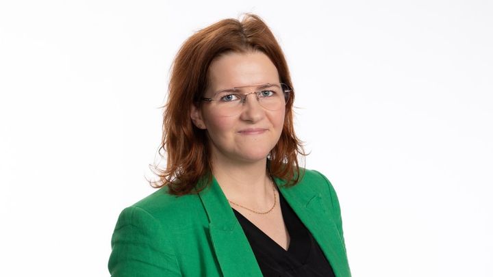 Saara Karasvirta lähikuvassa.