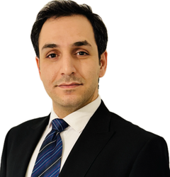 Henkilön potrettikuva valkoisella taustalla