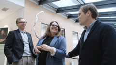 Tutkijat keskustelevat.