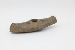 Kuvassa Satakunnan Museon kokoelmiin kuuluva vasarakirves, jonka keskellä on reikä siihen kuuluneen varren kiinnitystä varten