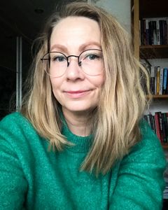 FM Tiina Salmian taidehistorian väitöskirja tarkastelee ihmisten ja eläinten välistä suhdetta 2000-luvun alun omakuvissa.