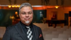 Tommi Kinnunen Turun yliopiston päärakennuksen aulassa.