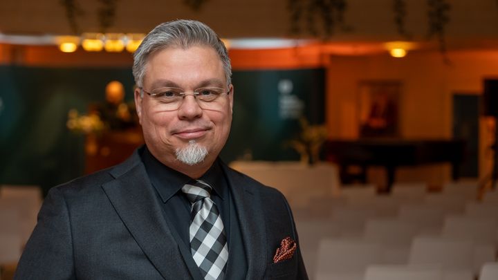 Tommi Kinnunen Turun yliopiston päärakennuksen aulassa.