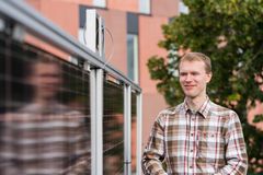 Sami Jouttijärvi aurinkopaneelin vieressä.