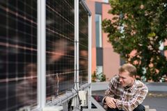 Sami Jouttijärvi aurinkopaneelin vieressä.