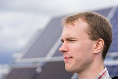 Sami Jouttijärvi aurinkopaneelin vieressä.