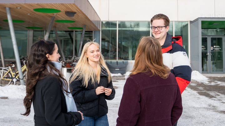 Kuvassa on Turun yliopiston opiskelijoita kampuksella. Turun yliopistolla on yhteishaussa tarjolla yhteensä 107 hakukohdetta.