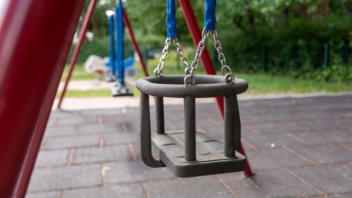 Keinu leikkikentällä