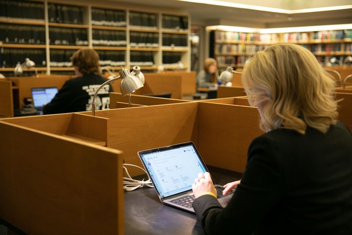 Raakel Plamperin väitöstutkimuksessa haastateltiin suomalaisia maksuttomaan koulutukseen oikeutettuja ja kansainvälisiä lukuvuosimaksuvelvollisia maisteriopiskelijoita.