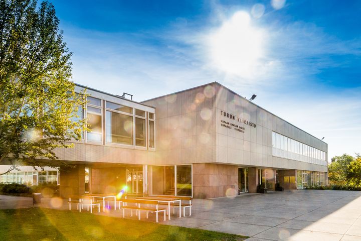 Turun yliopiston päärakennus aurinkoisena syyspäivänä.