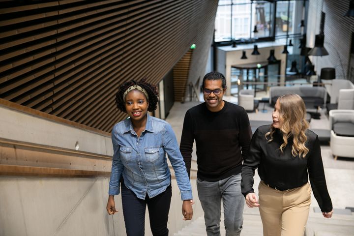 opiskelijoita nousemassa portaita Aurum-rakennuksessa