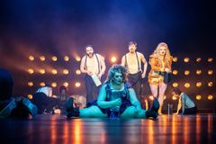 Mahagonnyn esityksen lavalla neljä henkilöä.