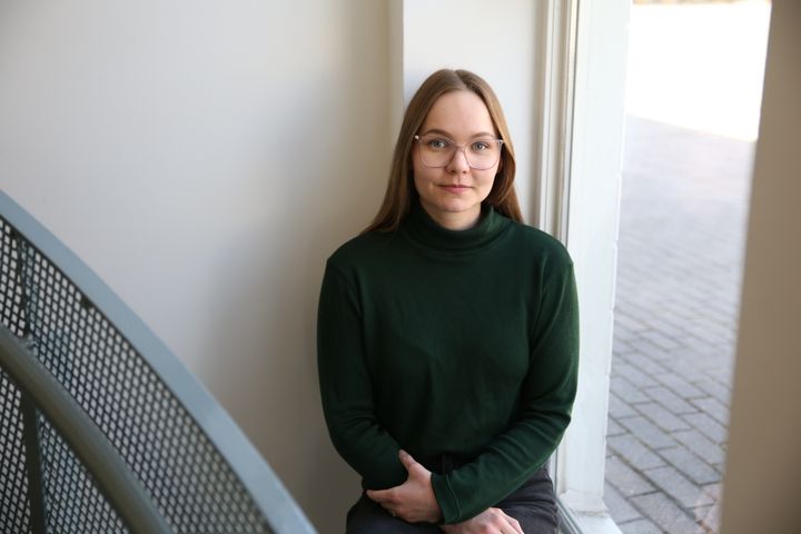 Niukat sosiaaliset suhteet eli käytännössä yksinäisyys lisäsivät todennäköisesti imeväiskuolleisuutta, Noora Viljamaa havaitsi väitöstutkimuksessaan.