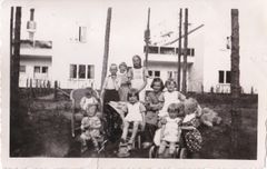 Paimion parantolan alueella asuneita lapsia heinäkuussa 1941. Taustalla häämöttää parantola piippu, joka on nykyisin erilainen.
