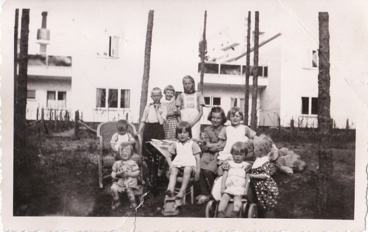 Paimion parantolan alueella asuneita lapsia heinäkuussa 1941. Taustalla häämöttää parantola piippu, joka on nykyisin erilainen.