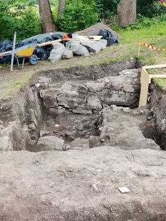 Kaivauksilla paljastuneen suuren kivirakennuksen perustuksia.