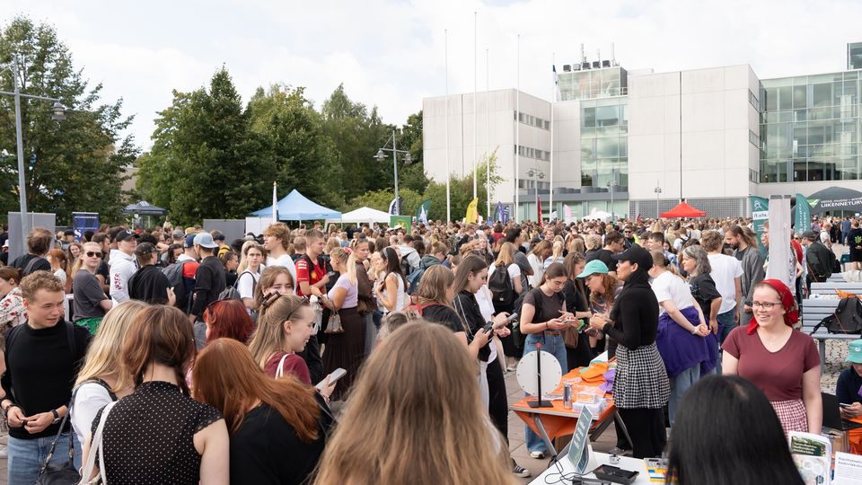 Yiopistoyhteisö kokoontui avajaiskarnevaaleille toivottamaan uudet opiskelijat tervetulleiksi yhteisöön ja tapaamaan toisiaan uuden lukuvuoden alussa. Suvi Harvisalo