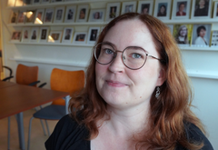 Satu Helske kokoushuoneessa.