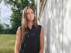 Laura Puumala lähikuvassa ulkona.