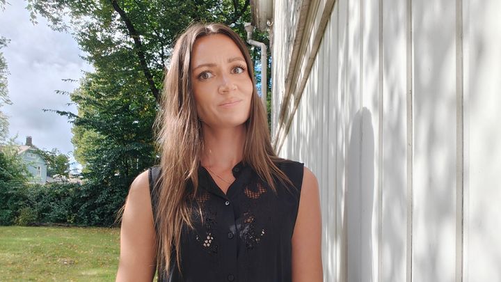 Laura Puumala lähikuvassa ulkona.