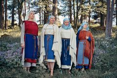 Naisia keskiaikaisissa vaatteissa.