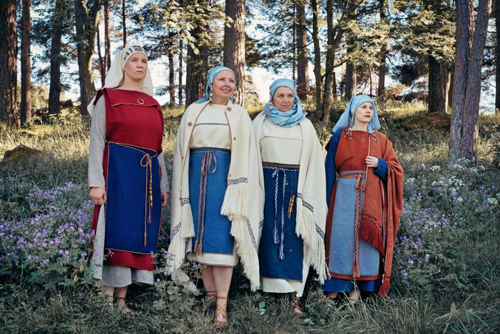 Naisia keskiaikaisissa vaatteissa.