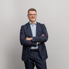 Lauri Tuomi lähikuvassa.